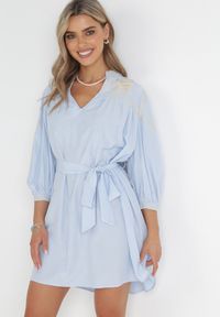 Born2be - Niebieska Pudełkowa Sukienka z Haftem i Wiązanym Paskiem Corothee. Kolor: niebieski. Materiał: materiał. Wzór: haft #1