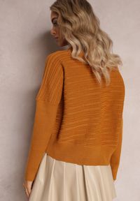 Renee - Jasnobrązowy Asymetryczny Sweter z Wełną Ozdobiony Tłoczeniem Aurorrsa. Kolor: brązowy. Materiał: wełna. Wzór: aplikacja #2