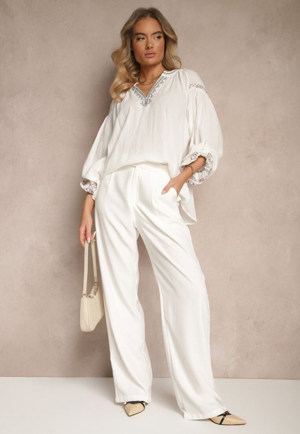 Renee - Biała Bluzka z Bawełny Ozdobiona Haftem Isdexira. Okazja: na co dzień. Typ kołnierza: dekolt w kształcie V. Kolor: biały. Materiał: bawełna. Wzór: aplikacja, haft. Styl: elegancki, casual