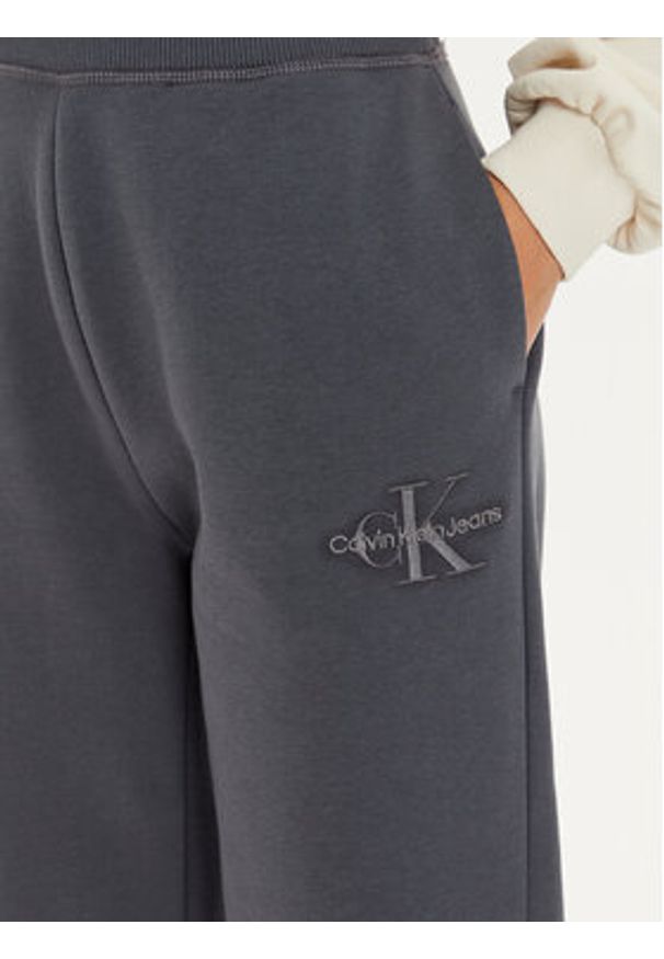 Calvin Klein Jeans Spodnie dresowe Monologo J20J223590 Szary Relaxed Fit. Kolor: szary. Materiał: bawełna, syntetyk