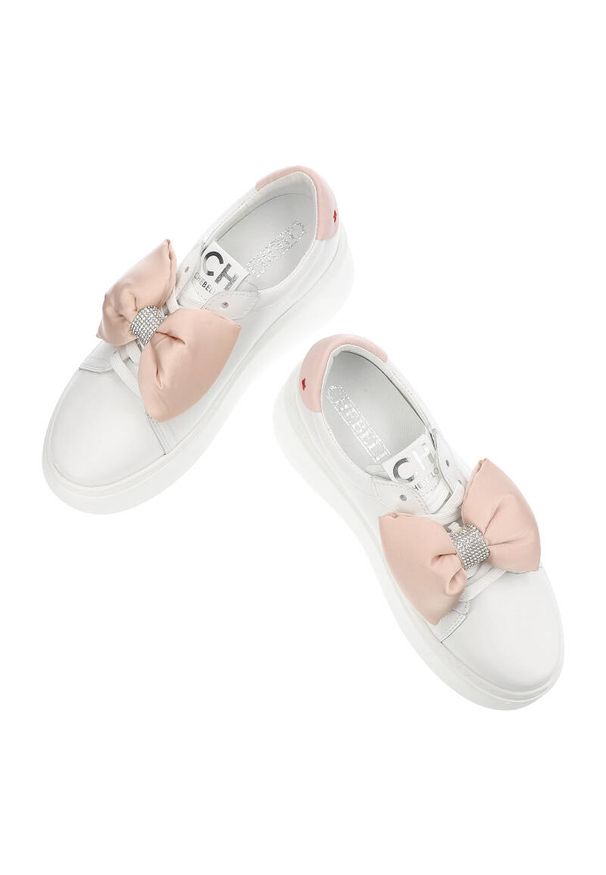 CheBello - Białe Sneakersy Chebello Wygodne Obuwie Damskie Z Kokardą. Kolor: biały. Materiał: nubuk