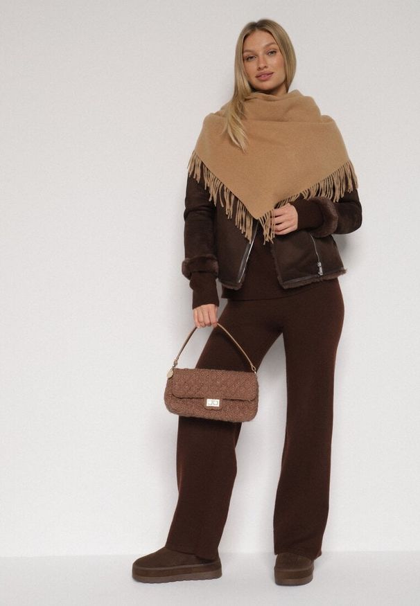 Born2be - Brązowy Trójkątny Szalik z Wiskozy i Bawełny z Frędzlami Vetirala. Okazja: na co dzień, do pracy, na spotkanie biznesowe. Kolor: brązowy. Materiał: bawełna, wiskoza. Styl: biznesowy, casual, elegancki