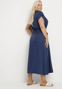 Born2be - Granatowa Wiskozowa Sukienka Pudełkowa z Cienkim Paskiem i Kieszeniami Lumivorae. Okazja: na co dzień. Kolekcja: plus size. Kolor: niebieski. Materiał: wiskoza. Typ sukienki: proste, dla puszystych. Styl: elegancki, casual #4