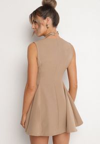 Born2be - Ciemnobeżowa Sukienka Rozkloszowana Ozdobiona Guzikami Pallisna. Kolor: beżowy. Materiał: materiał. Wzór: aplikacja. Typ sukienki: rozkloszowane. Styl: elegancki, klasyczny #2