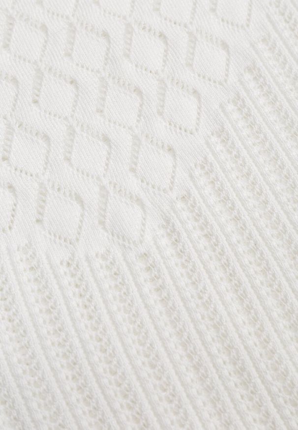 Renee - Biała Dopasowana Bluzka Ażurowa z Krótkimi Rękawami Yamani. Kolor: biały. Materiał: dzianina. Długość rękawa: krótki rękaw. Długość: krótkie. Wzór: ażurowy