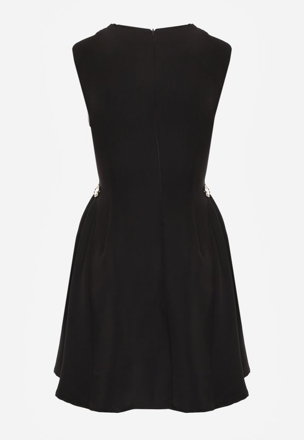 Born2be - Czarna Elegancka Sukienka Bez Rękawów Zdobiona Przypinkami w Talii Rhaegina. Okazja: na co dzień. Kolor: czarny. Długość rękawa: bez rękawów. Wzór: aplikacja. Typ sukienki: proste, rozkloszowane. Styl: elegancki