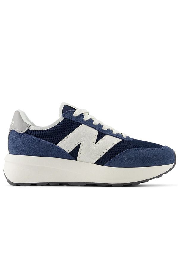 Buty młodzieżowe New Balance GS370AG - granatowe. Kolor: niebieski. Materiał: zamsz, skóra. Szerokość cholewki: normalna. Sezon: lato