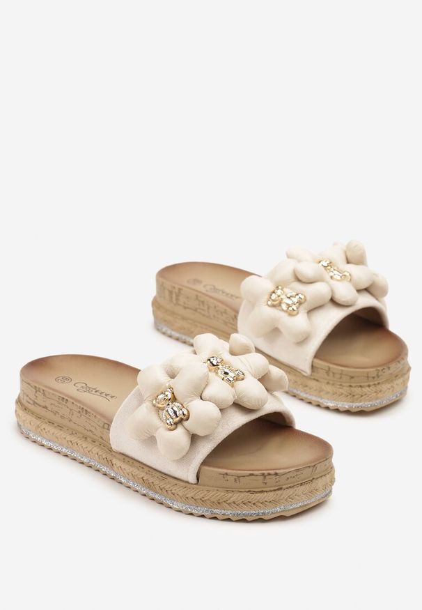 Born2be - Beżowe Klapki na Grubej Podeszwie z Metaliczną Ozdobą Kinovira. Okazja: na spacer, na plażę. Kolor: beżowy. Materiał: len. Wzór: aplikacja. Sezon: lato. Styl: elegancki