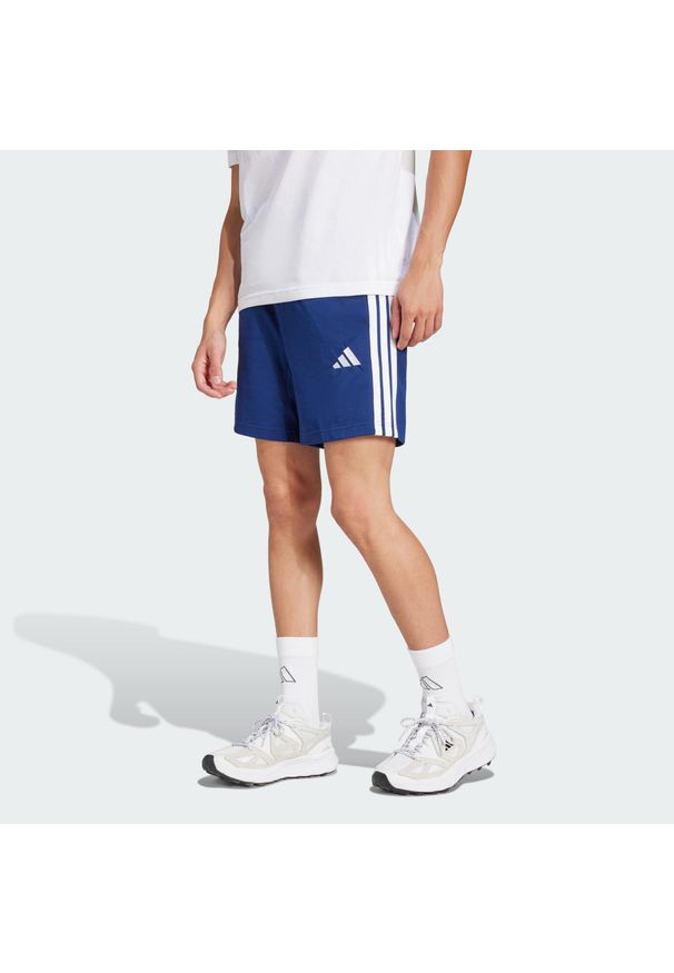 Adidas - Szorty Essentials z pojedynczej dzianiny z 3 paskami, długość wewnętrznej strony. Kolor: niebieski, wielokolorowy, biały. Materiał: dzianina, jersey. Sport: fitness