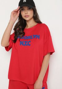 Born2be - Czerwony Komplet Oversize z Wiskozą T-shirt i Szorty z Nadrukiem Liravella. Kolor: czerwony. Materiał: wiskoza. Wzór: nadruk #4
