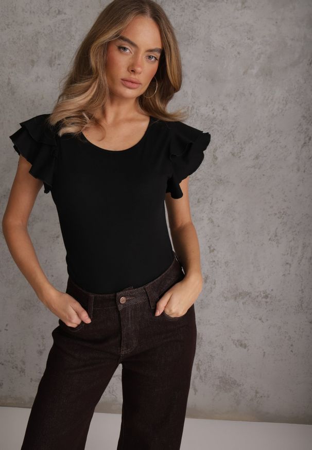 Renee - Czarna Gładka Bluzka z Bawełny z Rękawkami z Falbanek Nedaxera. Okazja: na co dzień, na randkę, na imprezę. Typ kołnierza: kołnierz z falbankami. Kolor: czarny. Materiał: bawełna. Długość rękawa: krótki rękaw. Wzór: gładki. Styl: casual