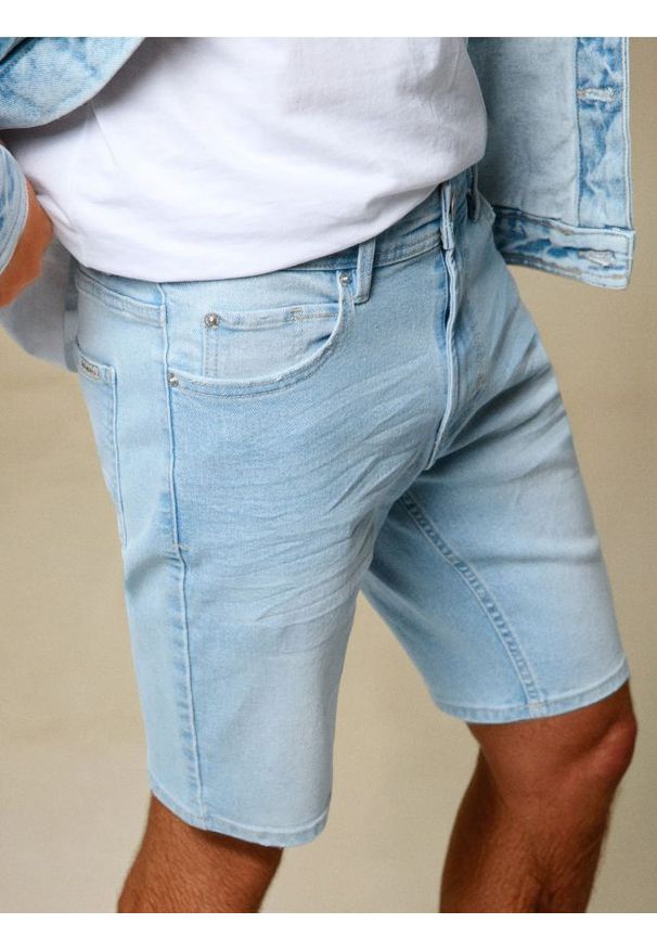 Sinsay - Jeansowe szorty slim fit z kieszeniami - niebieski. Kolor: niebieski. Materiał: jeans