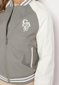 Born2be - Zielona Kurtka Bomberka w Sportowym Stylu z Napisem Evalinas. Okazja: na co dzień. Kolor: zielony. Materiał: jeans. Wzór: napisy. Styl: sportowy #6