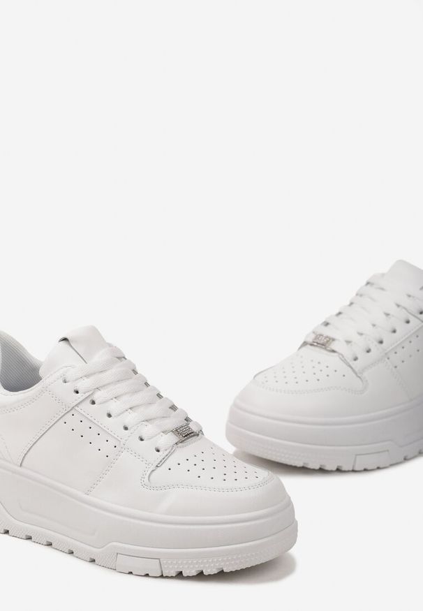 Renee - Białe Sneakersy z Ekoskóry na Grubej Podeszwie z Ozdobnymi Wstawkami Sarnei. Nosek buta: okrągły. Zapięcie: sznurówki. Kolor: biały. Materiał: materiał. Obcas: na obcasie. Wysokość obcasa: niski
