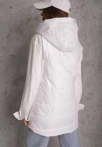 Renee - Biała Długa Kamizelka Pikowana z Nieodpinanym Kapturem Ozdobiona Naszywką Kasseda. Okazja: na co dzień. Kolor: biały. Materiał: poliester, jeans. Długość: długie. Wzór: aplikacja. Styl: casual #7