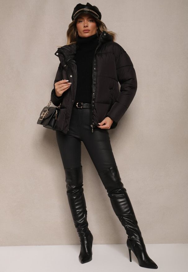 Renee - Czarna Pudełkowa Kurtka z Kapturem i Kieszeniami Zdobiona Pikowanymi Przeszyciami Issenia. Okazja: na co dzień. Typ kołnierza: kaptur. Kolor: czarny. Materiał: jeans. Wzór: aplikacja. Sezon: zima. Styl: casual