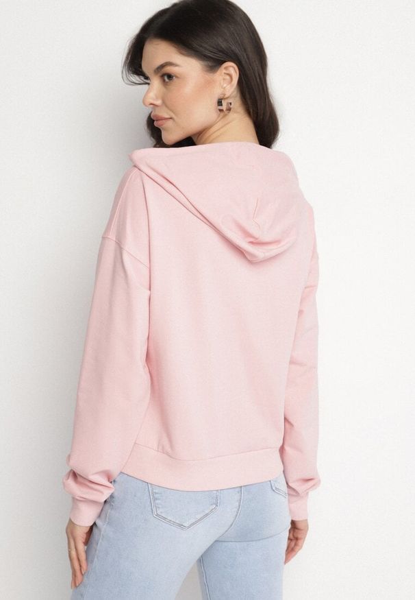 Born2be - Różowa Casualowa Bluza z Kapturem i Kieszonką Zelotia. Okazja: na co dzień. Typ kołnierza: kaptur. Kolor: różowy. Materiał: jeans. Styl: casual