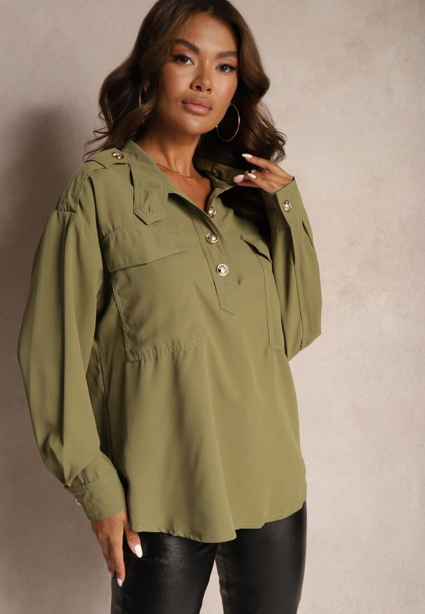 Renee - Zielona Koszula z Kieszeniami Stójką i Ozdobnymi Guzikami Nereina. Typ kołnierza: kołnierzyk stójkowy. Kolor: zielony. Długość rękawa: długi rękaw. Długość: długie