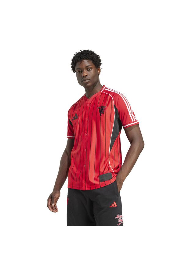 Adidas - Koszulka kibica baseballowego US Manchester United 2025/26. Kolor: czerwony. Materiał: jersey. Sport: piłka nożna