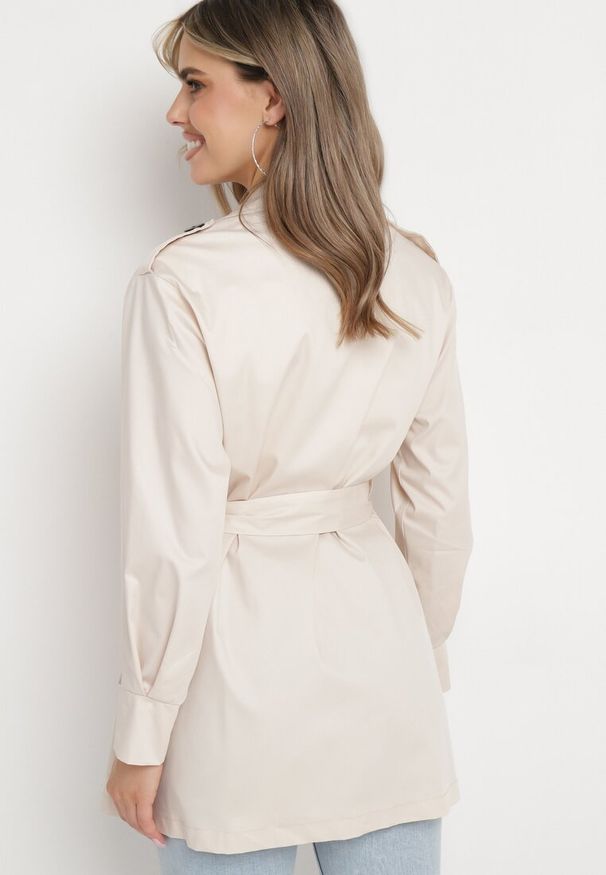 Born2be - Beżowy Płaszcz Trencz z Wiązanym Paskiem Zelamoon. Okazja: na co dzień. Kolor: beżowy. Styl: casual, klasyczny