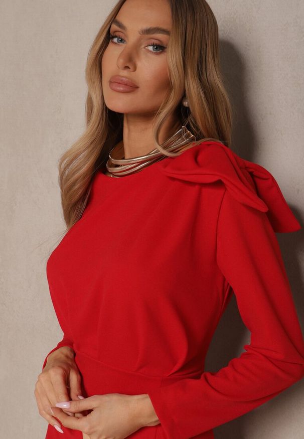 Renee - Czerwona Koktajlowa Sukienka o Dopasowanym Kroju z Kokardą na Ramieniu Innathia. Typ kołnierza: kokarda. Kolor: czerwony. Materiał: koronka. Typ sukienki: dopasowane. Styl: wizytowy