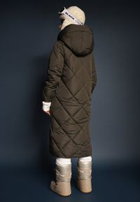 Renee - Ciemnozielona Pikowana Kurtka Płaszcz za Kolano z Kapturem Kinassan. Typ kołnierza: kaptur. Kolor: zielony. Wzór: geometria #5