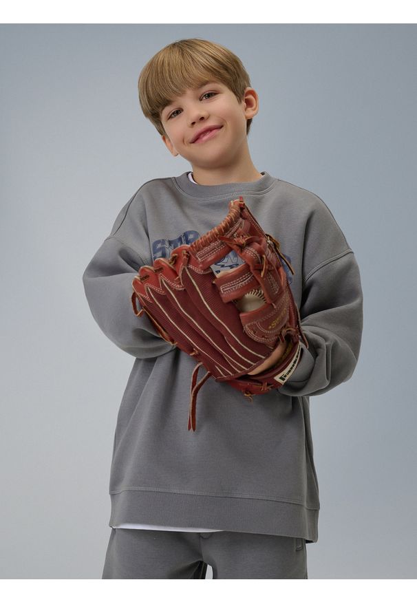 4f - 4F Bluza dresowa loose bez kaptura chłopięca - szara 146/152 (10-12 lat). Okazja: na co dzień. Typ kołnierza: bez kaptura. Kolor: szary. Materiał: dresówka. Sezon: lato. Styl: casual, sportowy