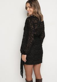 Born2be - Czarna Taliowana Sukienka z Tkaniny Plumeti Saloressa. Okazja: do pracy, na spotkanie biznesowe, na randkę. Typ kołnierza: dekolt w kształcie V. Kolor: czarny. Materiał: tkanina. Długość rękawa: długi rękaw. Wzór: aplikacja. Styl: klasyczny, biznesowy #3