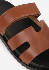 Born2be - Brązowe Klapki na Grubej Podeszwie Ozdobione Wycięciami Faneora. Okazja: na co dzień. Kolor: brązowy. Materiał: jeans. Wzór: aplikacja. Obcas: na platformie. Styl: casual #7