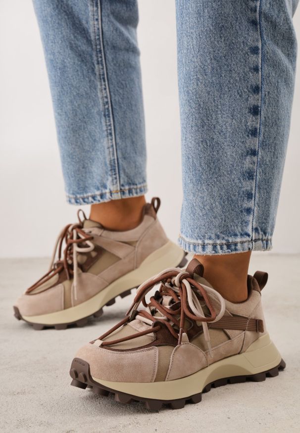 Renee - Beżowe Zamszowe Sneakersy w Stylu Chunky z Podwójnym Wiązaniem i Perforacją Kildei. Kolor: beżowy. Materiał: zamsz. Szerokość cholewki: normalna