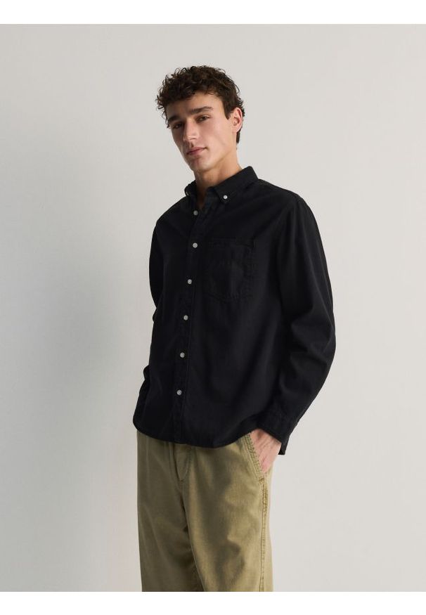 Reserved - Denimowa koszula regular fit - czarny. Kolor: czarny. Materiał: denim