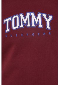 TOMMY HILFIGER - Tommy Hilfiger Bluza bawełniana męska kolor bordowy z nadrukiem. Okazja: na co dzień. Kolor: czerwony. Materiał: bawełna. Wzór: nadruk. Styl: casual