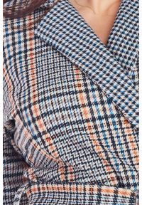 Awama - Elegancka kopertowa sukienka w kratę z kołnierzem granat. Okazja: do pracy, na spotkanie biznesowe. Materiał: dzianina, materiał, elastan. Wzór: kratka. Sezon: jesień. Typ sukienki: kopertowe. Styl: elegancki. Długość: midi #2