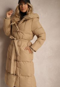 Renee - Ciemnobeżowa Długa Kurtka z Pikowanymi Przeszyciami Kapturem i Wiązanym Paskiem Zalirra. Okazja: na co dzień. Kolor: beżowy. Materiał: dzianina, jeans. Długość: długie. Styl: casual, elegancki #1