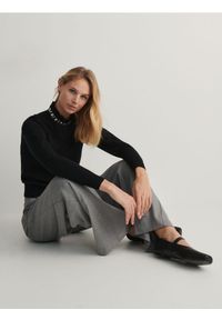 Reserved - Sweter z biżuteryjną aplikacją - czarny. Kolor: czarny. Materiał: dzianina, wiskoza. Wzór: aplikacja