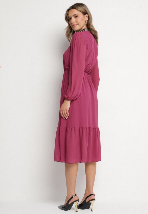 Born2be - Fioletowa Sukienka z Gumką w Talii Ozdobiona Aplikacjami przy Dekolcie Lilirae. Kolor: fioletowy. Wzór: aplikacja. Sezon: wiosna, lato. Styl: elegancki