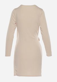 Born2be - Beżowa Sukienka Kopertowa Mini Wiązana w Pasie Icona. Kolor: beżowy. Typ sukienki: kopertowe. Styl: elegancki. Długość: mini #4