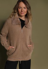 Born2be - Ciemnobeżowy Kardigan z Wełną z Futrzanym Kołnierzem Zapinany na Suwak Sistte. Okazja: na co dzień. Kolor: beżowy. Materiał: wełna, futro. Długość rękawa: długi rękaw. Długość: długie. Styl: casual
