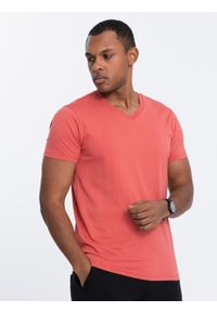 Ombre Clothing - Bawełniana klasyczna męska koszulka z dekoltem w serek BASIC - różowa V12. Typ kołnierza: dekolt w serek. Kolor: różowy. Materiał: bawełna. Styl: klasyczny