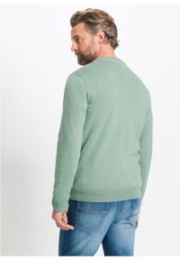 Sweter z dekoltem w serek bonprix jasnozielony. Typ kołnierza: dekolt w serek. Kolor: zielony. Materiał: dzianina. Wzór: ze splotem, gładki. Styl: klasyczny #3