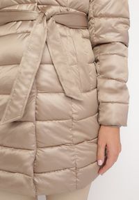 Born2be - Beżowa Pikowana Kurtka z Paskiem i Futrzanym Kołnierzem Gunnitte. Typ kołnierza: bez kaptura. Kolor: beżowy. Materiał: futro. Styl: elegancki #2