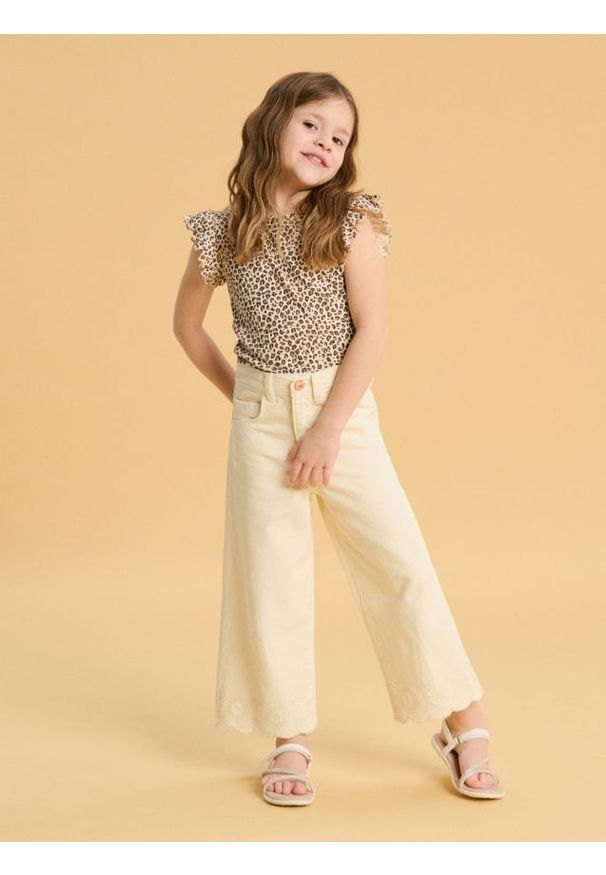 Sinsay - Jeansy z ozdobnym haftem na nogawkach - beżowy. Kolor: beżowy. Wzór: haft