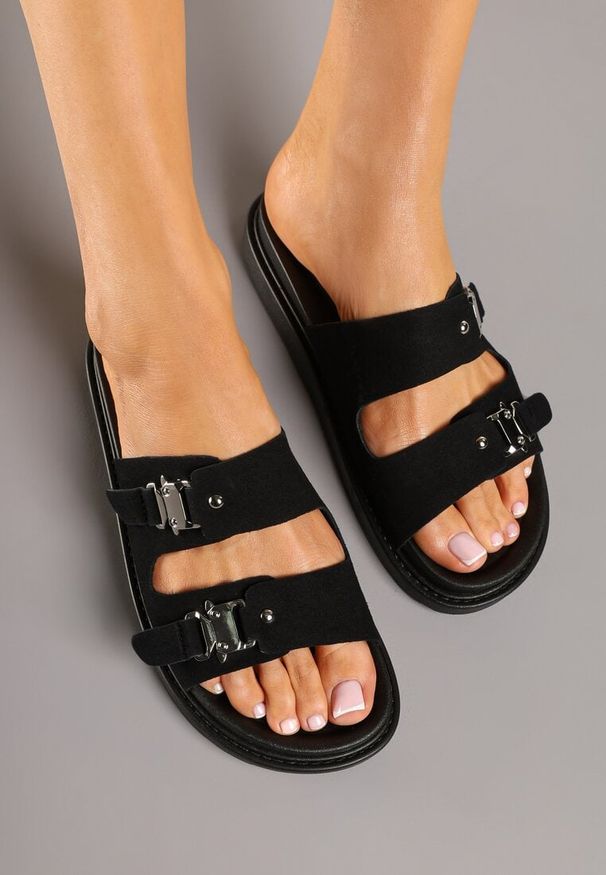 Born2be - Czarne Klapki z Metalicznymi Klamrami Fallevia. Okazja: na co dzień. Kolor: czarny. Sezon: lato. Obcas: na płaskiej podeszwie, na obcasie. Styl: casual, elegancki. Wysokość obcasa: niski