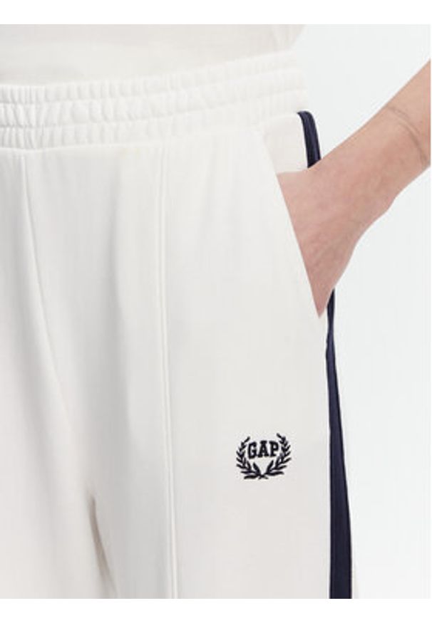 GAP - Gap Spodnie dresowe 732234-01 Biały Regular Fit. Kolor: biały. Materiał: bawełna
