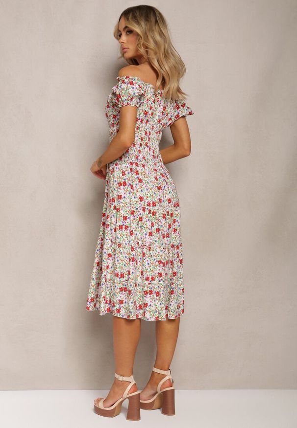 Renee - Biało-Różowa Midi Sukienka Hiszpanka z Bawełny w Kwiatowy Wzór Assetni. Okazja: na spacer, na imprezę, na plażę. Typ kołnierza: dekolt hiszpanka. Kolor: biały. Materiał: bawełna. Wzór: kwiaty. Sezon: lato. Długość: midi