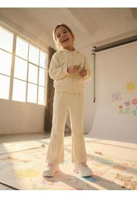 Sinsay - Spodnie flare z dzianiny terry - kremowy. Kolor: kremowy. Materiał: dzianina #1