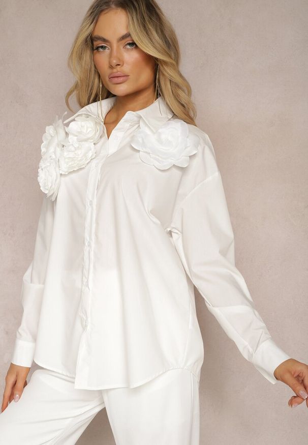 Renee - Biała Koszula o Klasycznym Kroju z Aplikacją w Kształcie Kwiatów Neobba. Kolor: biały. Materiał: jeans. Wzór: aplikacja, kwiaty. Styl: klasyczny