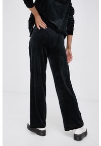 Vero Moda - Spodnie. Kolor: czarny. Materiał: dzianina. Wzór: gładki