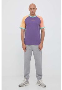 adidas Originals t-shirt bawełniany kolor fioletowy wzorzysty. Kolor: fioletowy. Materiał: bawełna. Długość rękawa: krótki rękaw. Długość: krótkie. Wzór: aplikacja. Styl: klasyczny #3