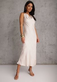 Renee - Beżowa Sukienka Slip Dress z Dekoltem Woda i Wiązaniem z Tyłu Atintina. Typ kołnierza: dekolt woda. Kolor: beżowy. Długość rękawa: na ramiączkach. Styl: elegancki #1